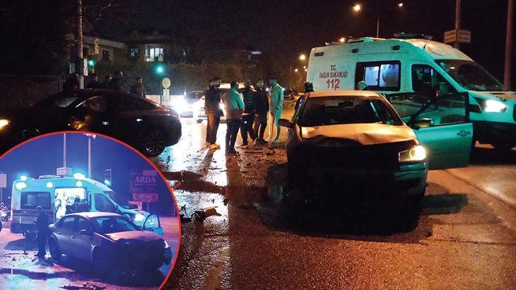 Bursa’da ambulansa yol vermek isterken otomobiller çarpıştı: 4 yaralı