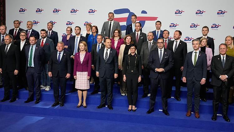 disisleri-bakani-hakan-fidan-gymnich-aile-fotografina-katildi-l2Ndxqxy.jpg
