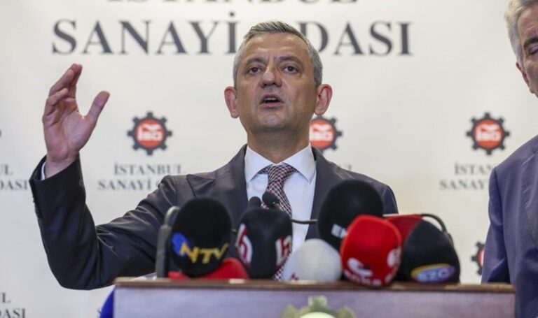 ozgur-ozel-canli-yayinda-cevapladi-dikkat-ceken-celik-yelek-yaniti-Hp8TRYiP.jpg