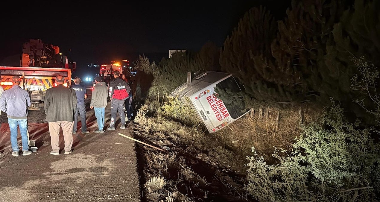 Afyonkarahisar’da yolcu midibüsü devrildi