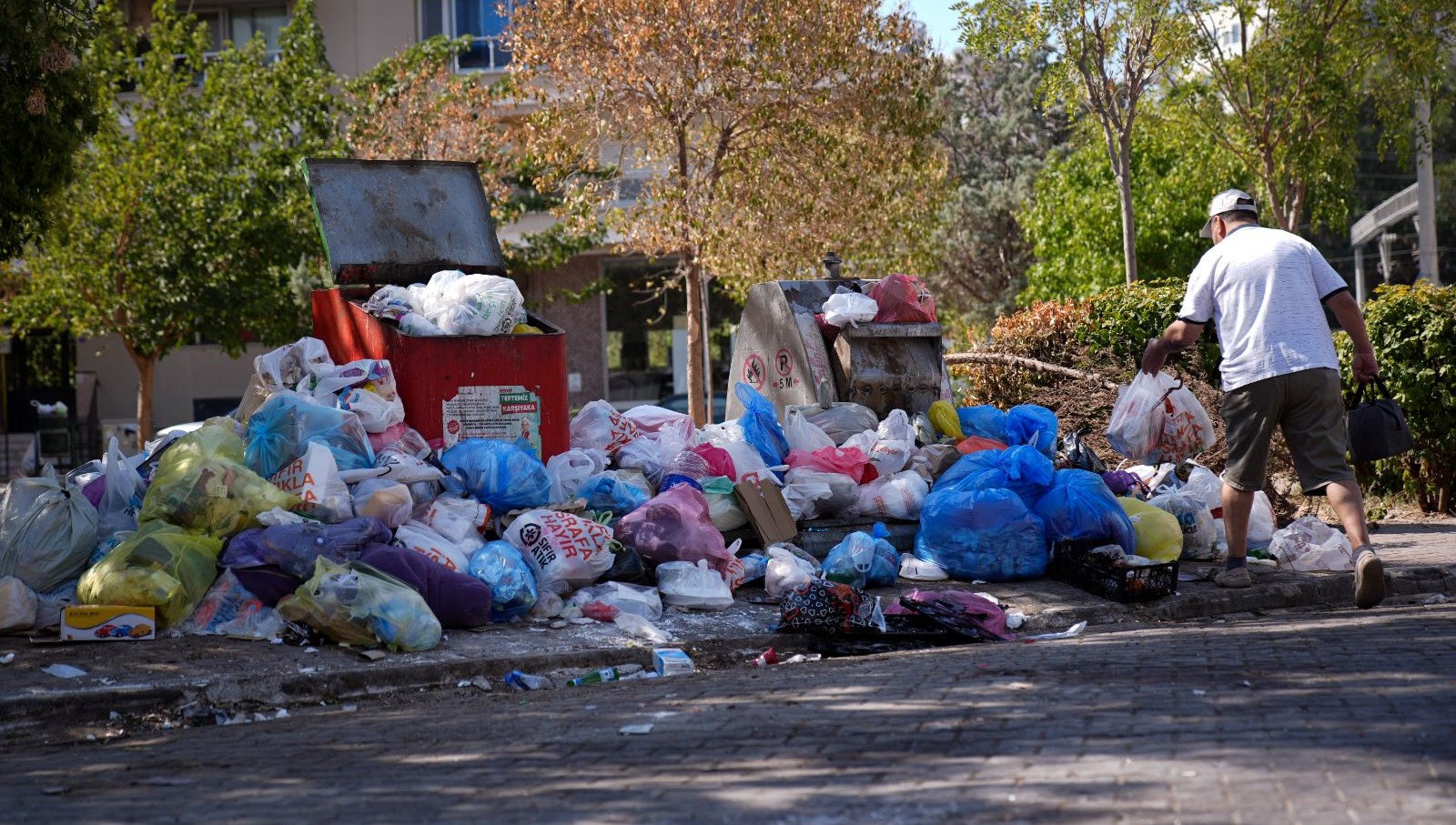 Karşıyaka’da işçiler grevde: Sokaklar çöplerle doldu