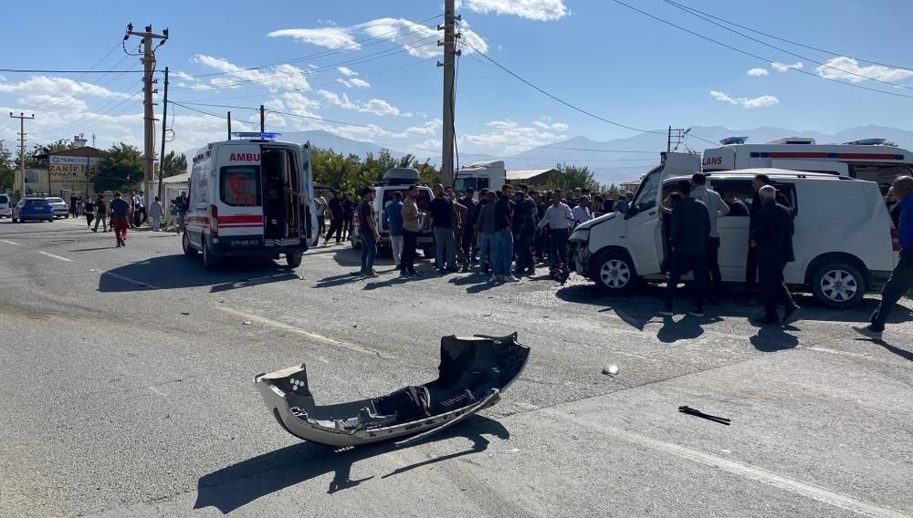 Zırhlı araç, otomobille çarpıştı: Dört yaralı