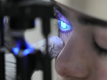 Görme kaybına çığır açan buluş: ‘Kum tanesi’ boyutundaki çip sayesinde hastalar yeniden okuyabildi gorme kaybina cigir acan bulus kum tanesi boyutundaki cip sayesinde hastalar yeniden okuyabildi rs7VKaeS.jpg