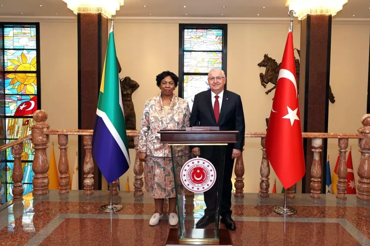 milli savunma bakani yasar guler guney afrikali mevkidasi ile bir araya geldi BN1N1LYQ.jpg