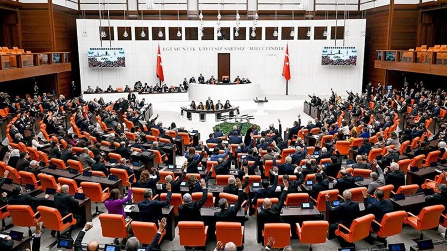 TBMM’de AKP-DEM Parti gerginliği… ‘İnsan hiç olmazsa Anayasa maddesini okur, öyle çıkar buraya’ tbmmde akp dem parti gerginligi insan hic olmazsa anayasa maddesini okur oyle cikar buraya gwZTKXl8.jpg